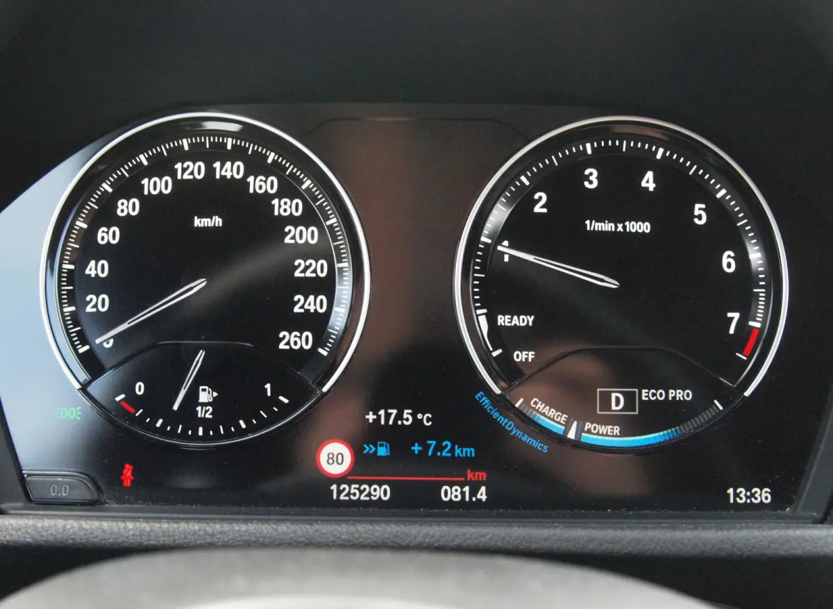 sDrive18i High Executive | M-pakket | Camera | Head-Up Display | Navi | Afneembare Trekhaak | NL-Auto |