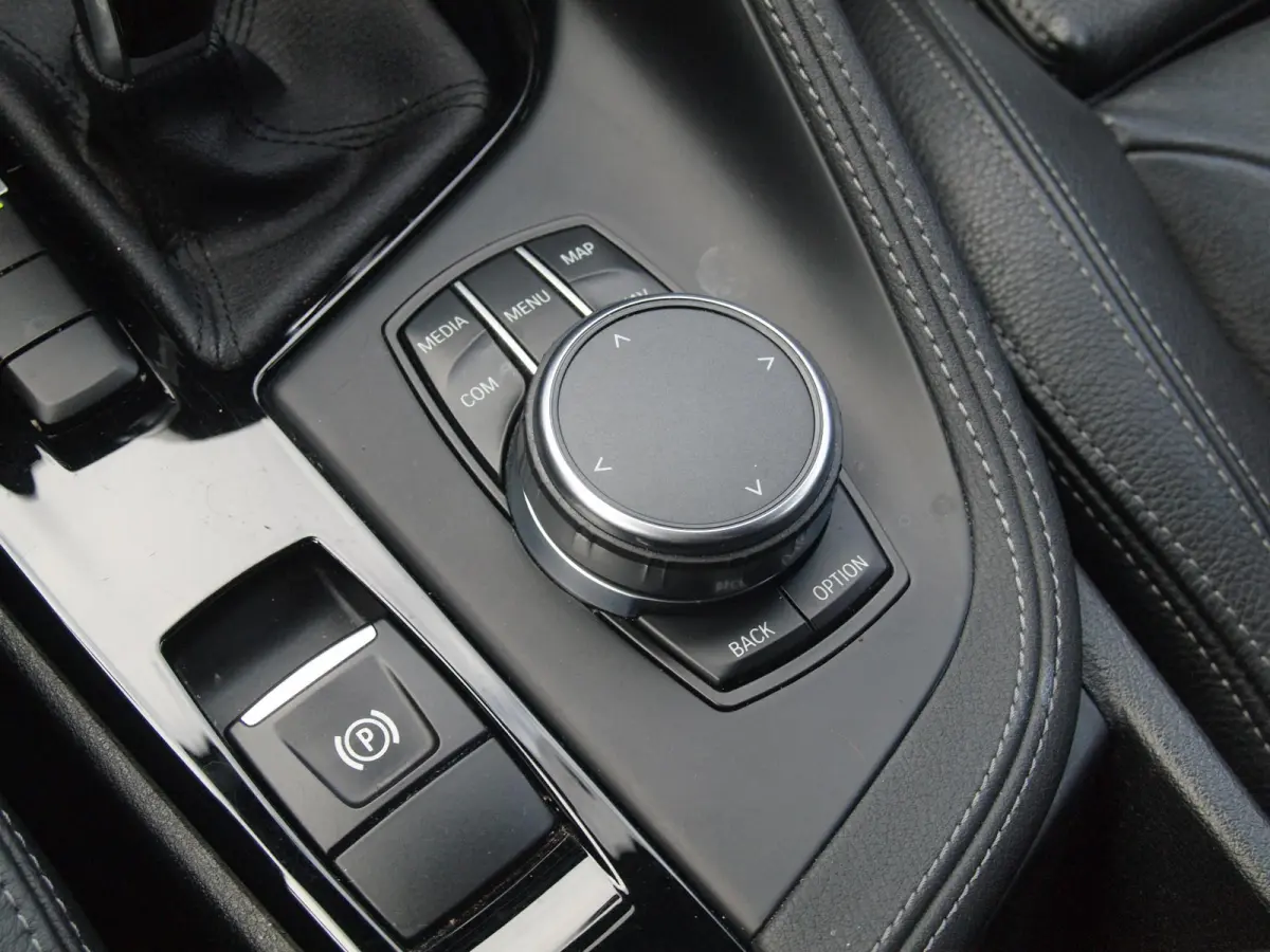 sDrive18i High Executive | M-pakket | Camera | Head-Up Display | Navi | Afneembare Trekhaak | NL-Auto |