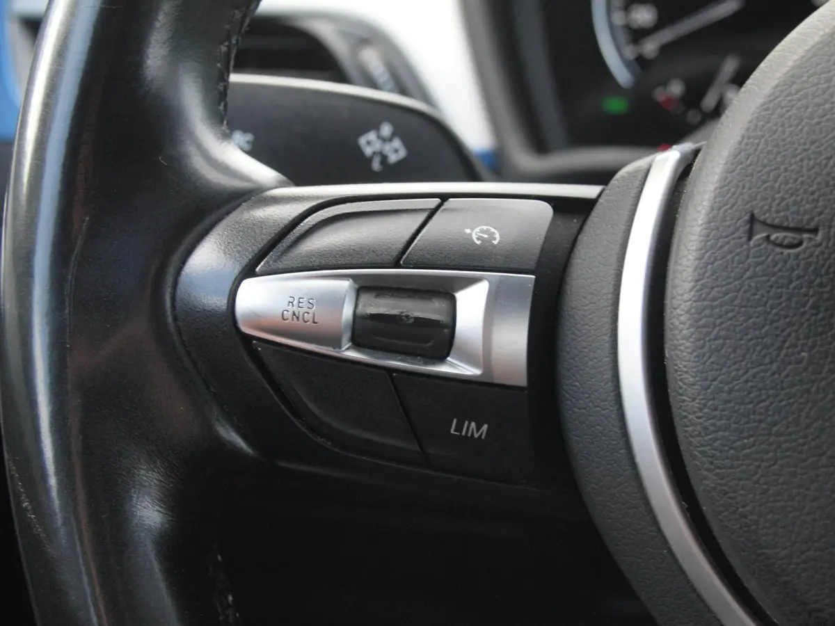 sDrive18i High Executive | M-pakket | Camera | Head-Up Display | Navi | Afneembare Trekhaak | NL-Auto |