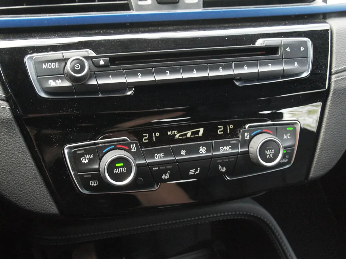 sDrive18i High Executive | M-pakket | Camera | Head-Up Display | Navi | Afneembare Trekhaak | NL-Auto |