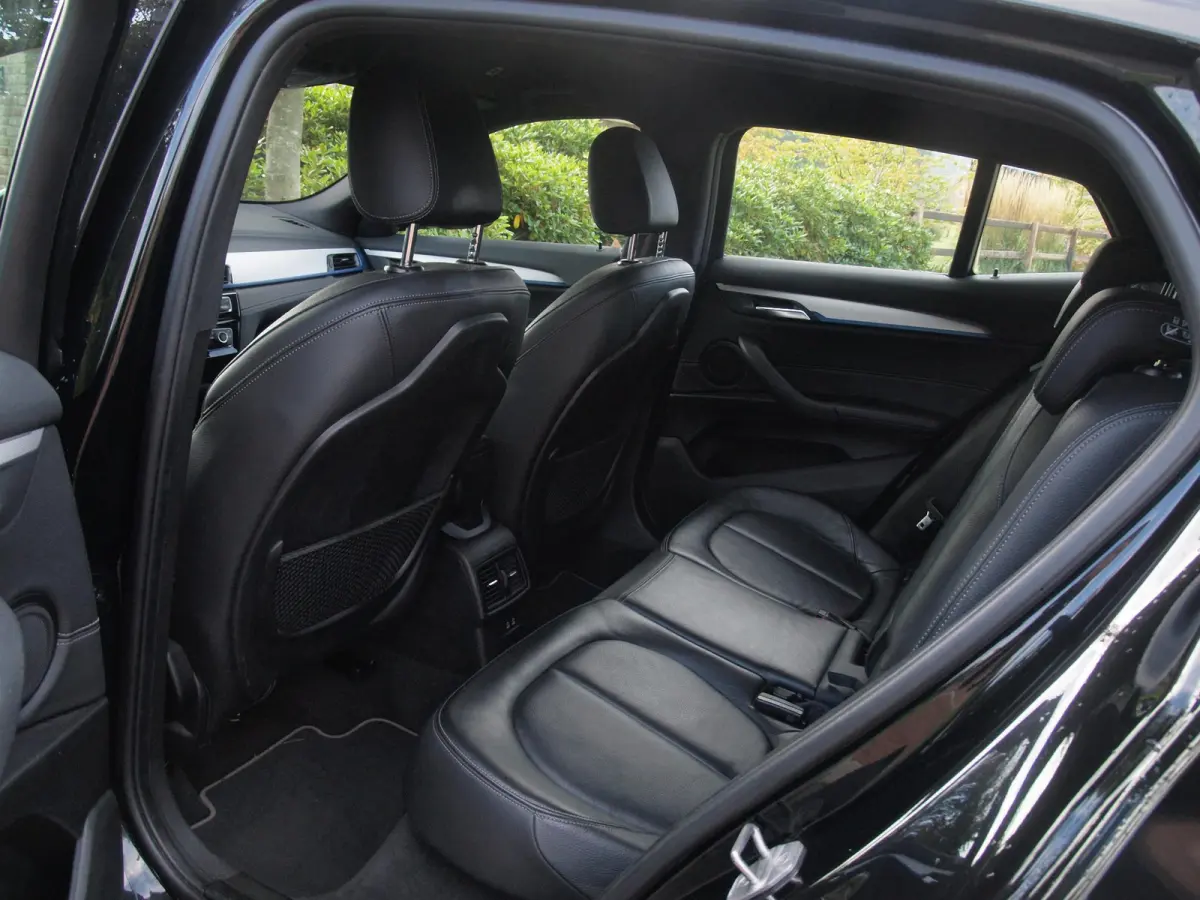 sDrive18i High Executive | M-pakket | Camera | Head-Up Display | Navi | Afneembare Trekhaak | NL-Auto |