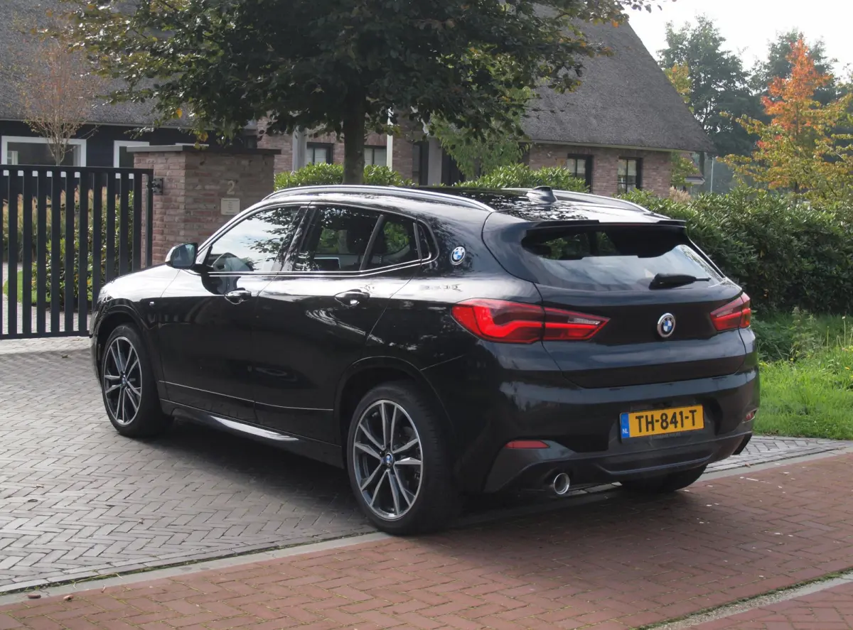 sDrive18i High Executive | M-pakket | Camera | Head-Up Display | Navi | Afneembare Trekhaak | NL-Auto |