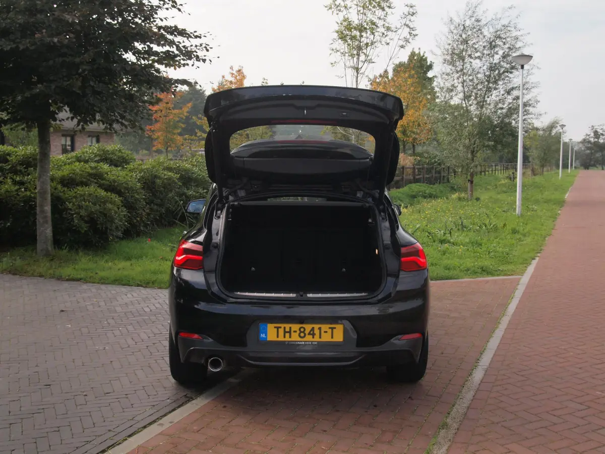sDrive18i High Executive | M-pakket | Camera | Head-Up Display | Navi | Afneembare Trekhaak | NL-Auto |