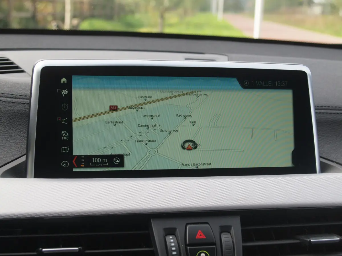 sDrive18i High Executive | M-pakket | Camera | Head-Up Display | Navi | Afneembare Trekhaak | NL-Auto |