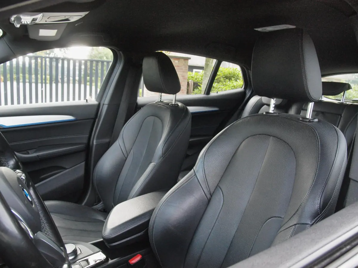 sDrive18i High Executive | M-pakket | Camera | Head-Up Display | Navi | Afneembare Trekhaak | NL-Auto |