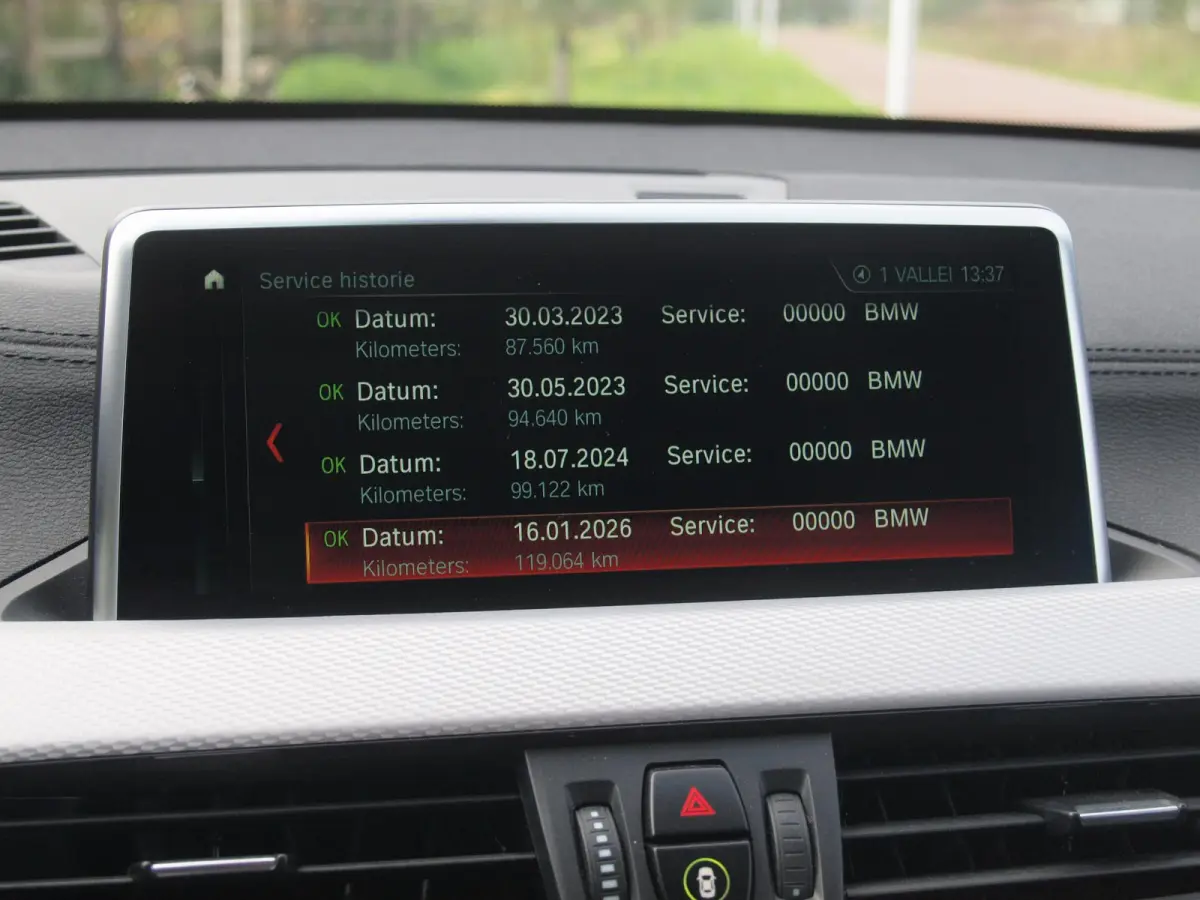 sDrive18i High Executive | M-pakket | Camera | Head-Up Display | Navi | Afneembare Trekhaak | NL-Auto |