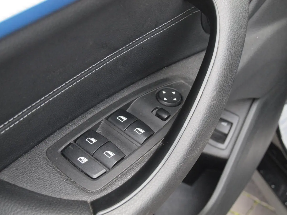 sDrive18i High Executive | M-pakket | Camera | Head-Up Display | Navi | Afneembare Trekhaak | NL-Auto |