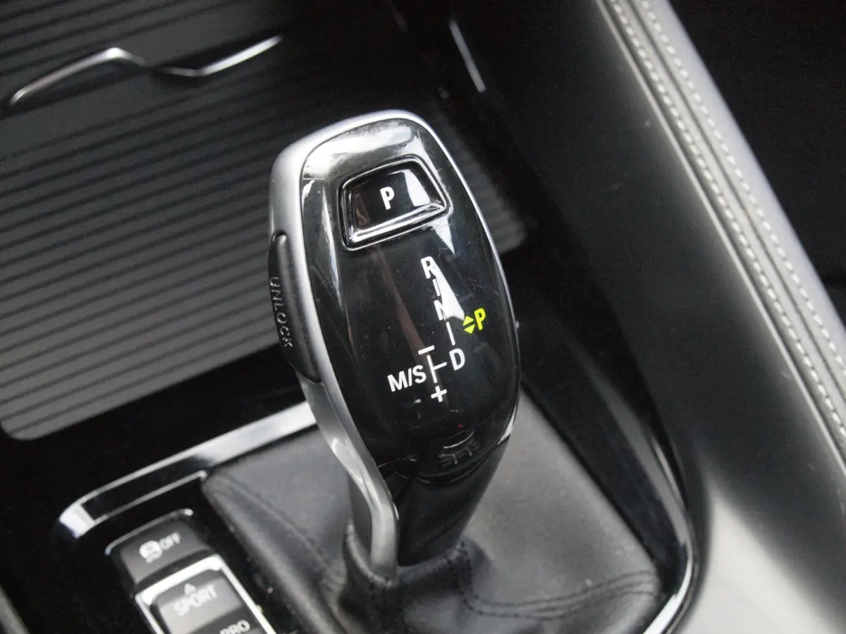 sDrive18i High Executive | M-pakket | Camera | Head-Up Display | Navi | Afneembare Trekhaak | NL-Auto |