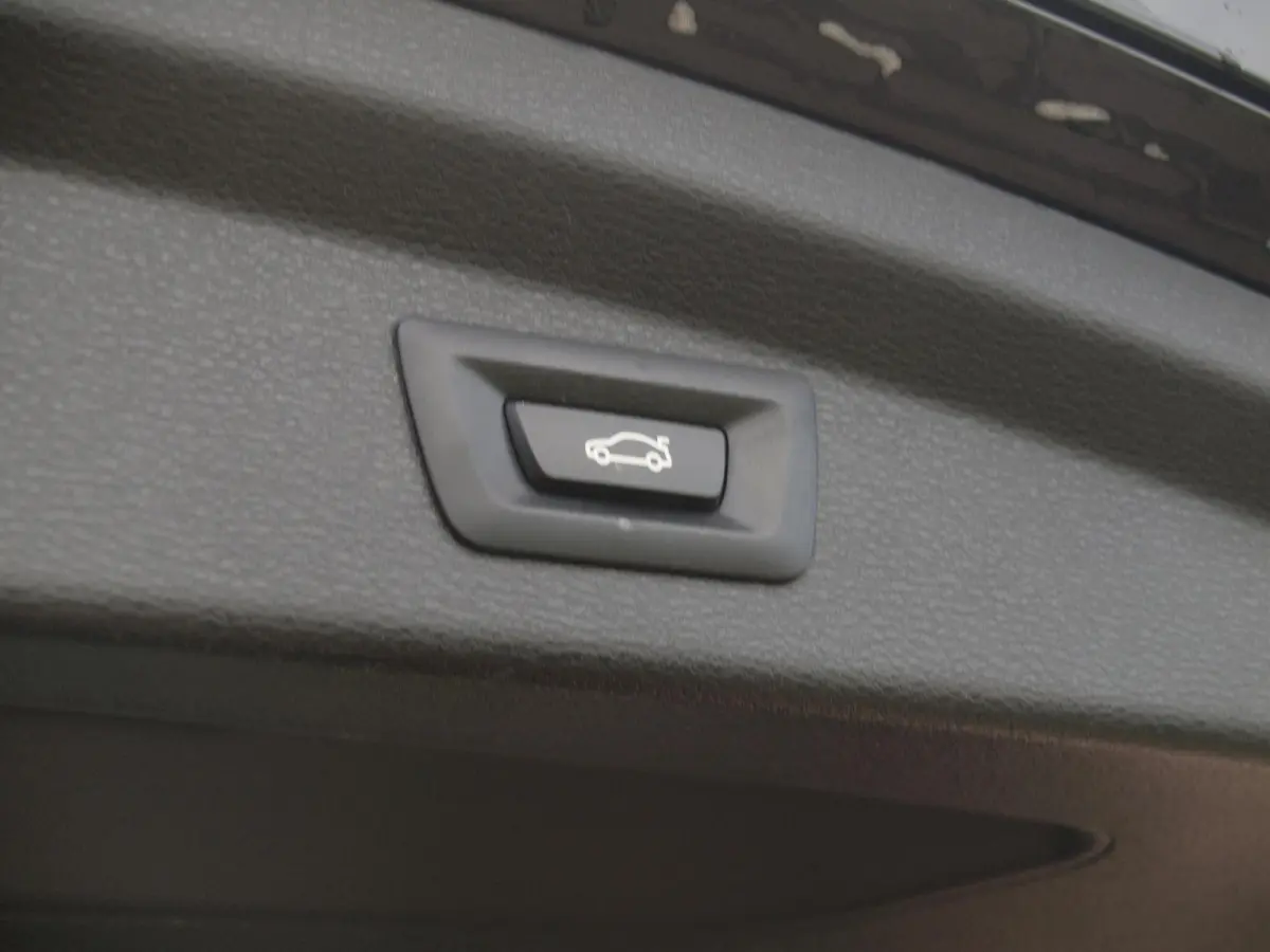 sDrive18i High Executive | M-pakket | Camera | Head-Up Display | Navi | Afneembare Trekhaak | NL-Auto |