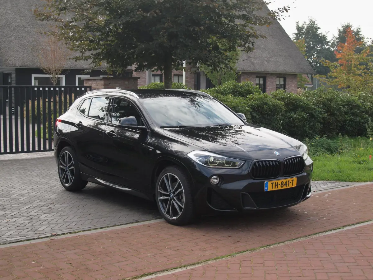 sDrive18i High Executive | M-pakket | Camera | Head-Up Display | Navi | Afneembare Trekhaak | NL-Auto |