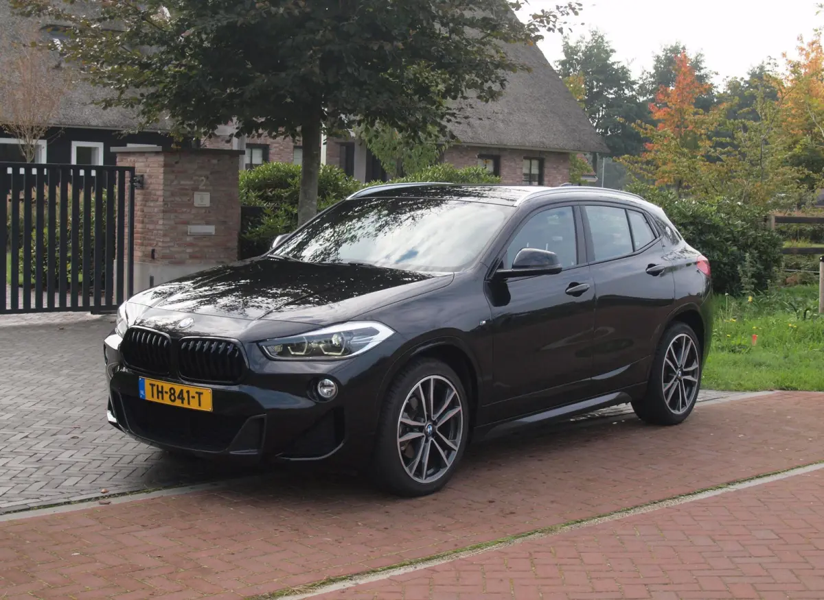 sDrive18i High Executive | M-pakket | Camera | Head-Up Display | Navi | Afneembare Trekhaak | NL-Auto |