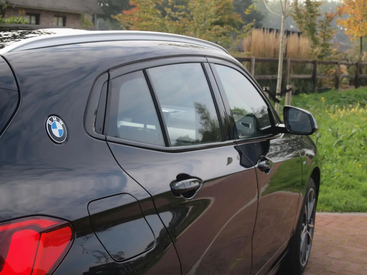 sDrive18i High Executive | M-pakket | Camera | Head-Up Display | Navi | Afneembare Trekhaak | NL-Auto |