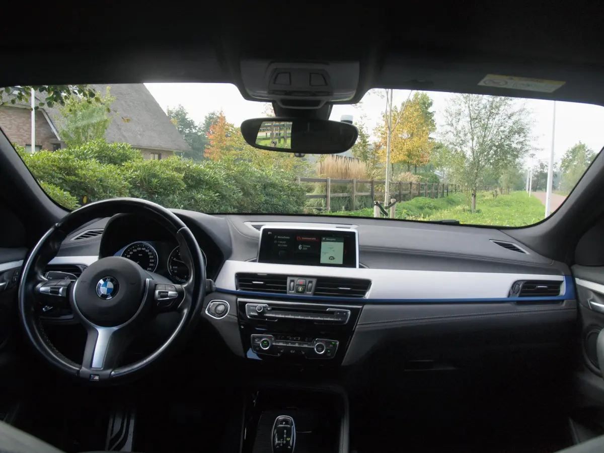 sDrive18i High Executive | M-pakket | Camera | Head-Up Display | Navi | Afneembare Trekhaak | NL-Auto |