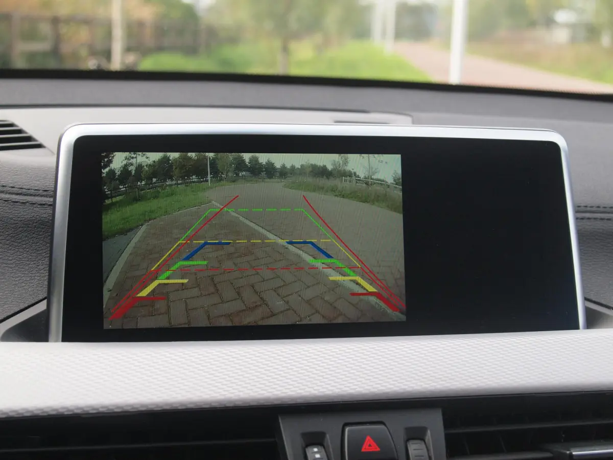 sDrive18i High Executive | M-pakket | Camera | Head-Up Display | Navi | Afneembare Trekhaak | NL-Auto |