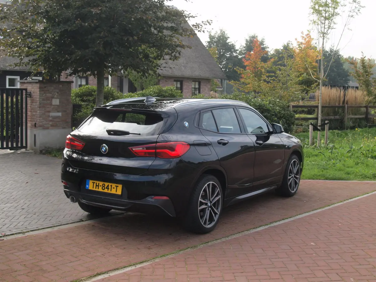 sDrive18i High Executive | M-pakket | Camera | Head-Up Display | Navi | Afneembare Trekhaak | NL-Auto |