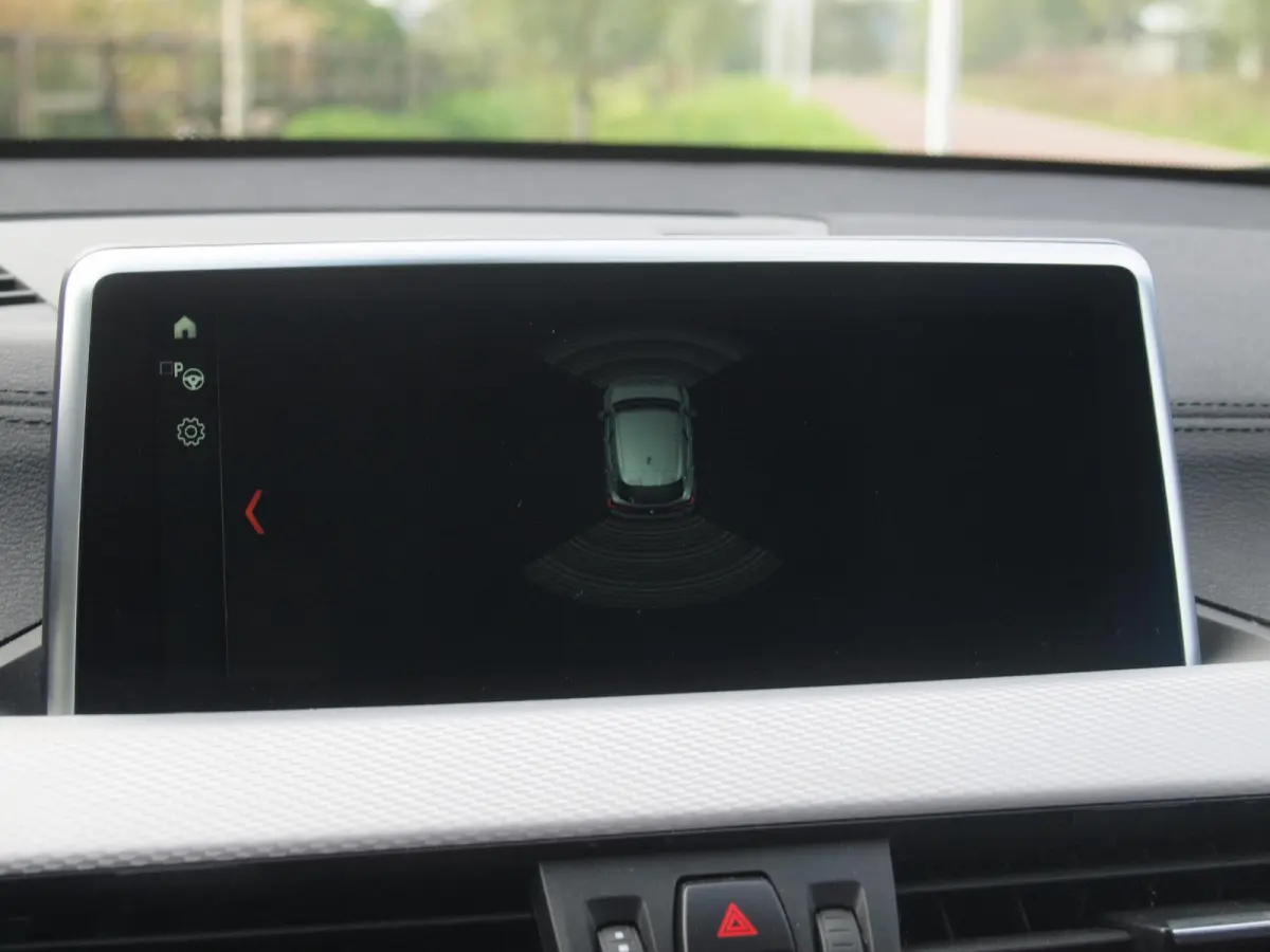 sDrive18i High Executive | M-pakket | Camera | Head-Up Display | Navi | Afneembare Trekhaak | NL-Auto |
