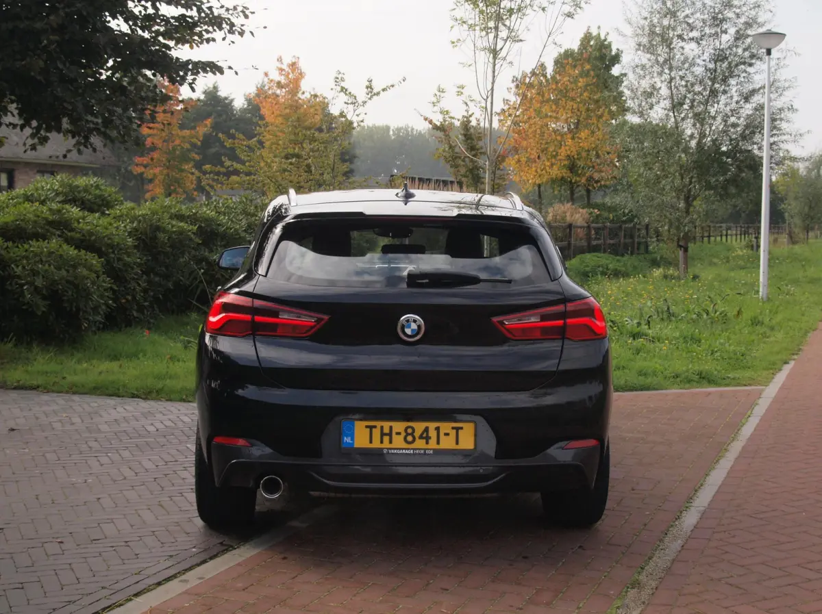 sDrive18i High Executive | M-pakket | Camera | Head-Up Display | Navi | Afneembare Trekhaak | NL-Auto |