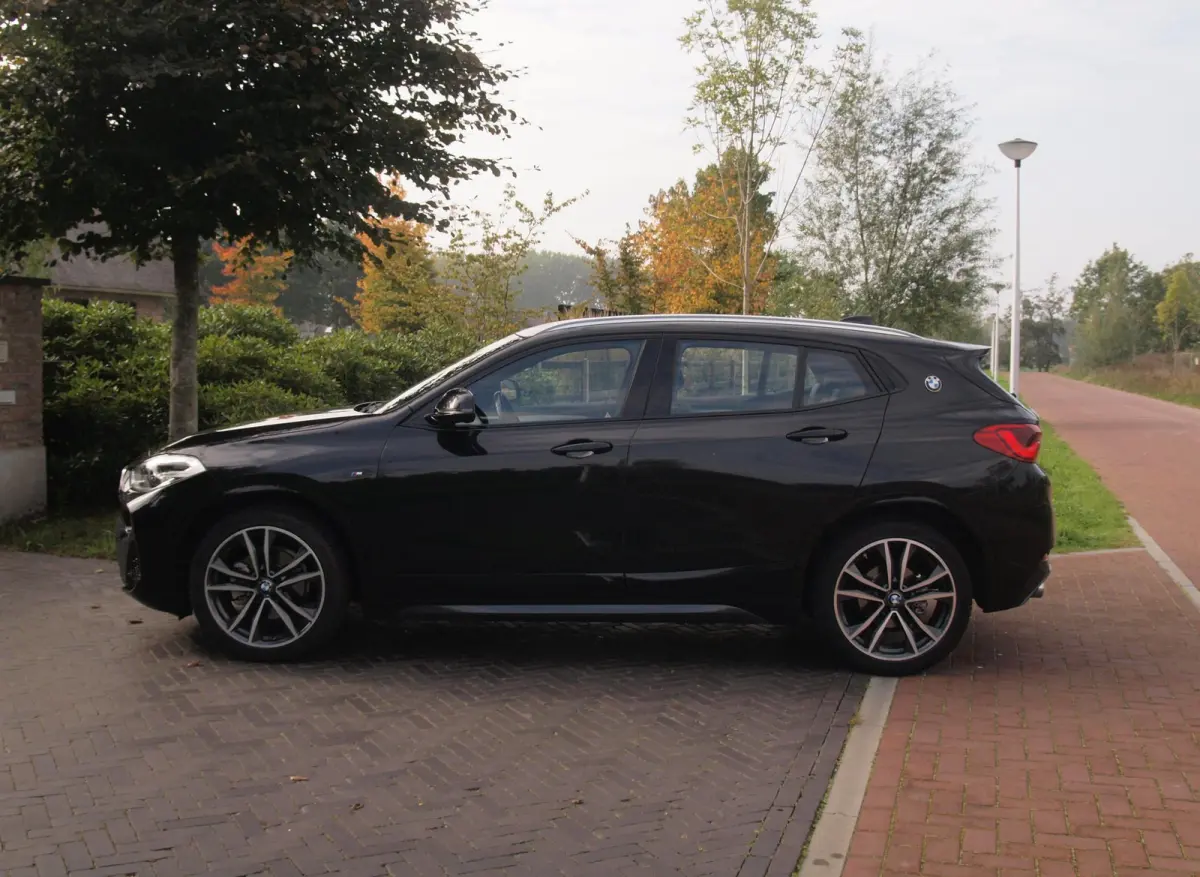 sDrive18i High Executive | M-pakket | Camera | Head-Up Display | Navi | Afneembare Trekhaak | NL-Auto |