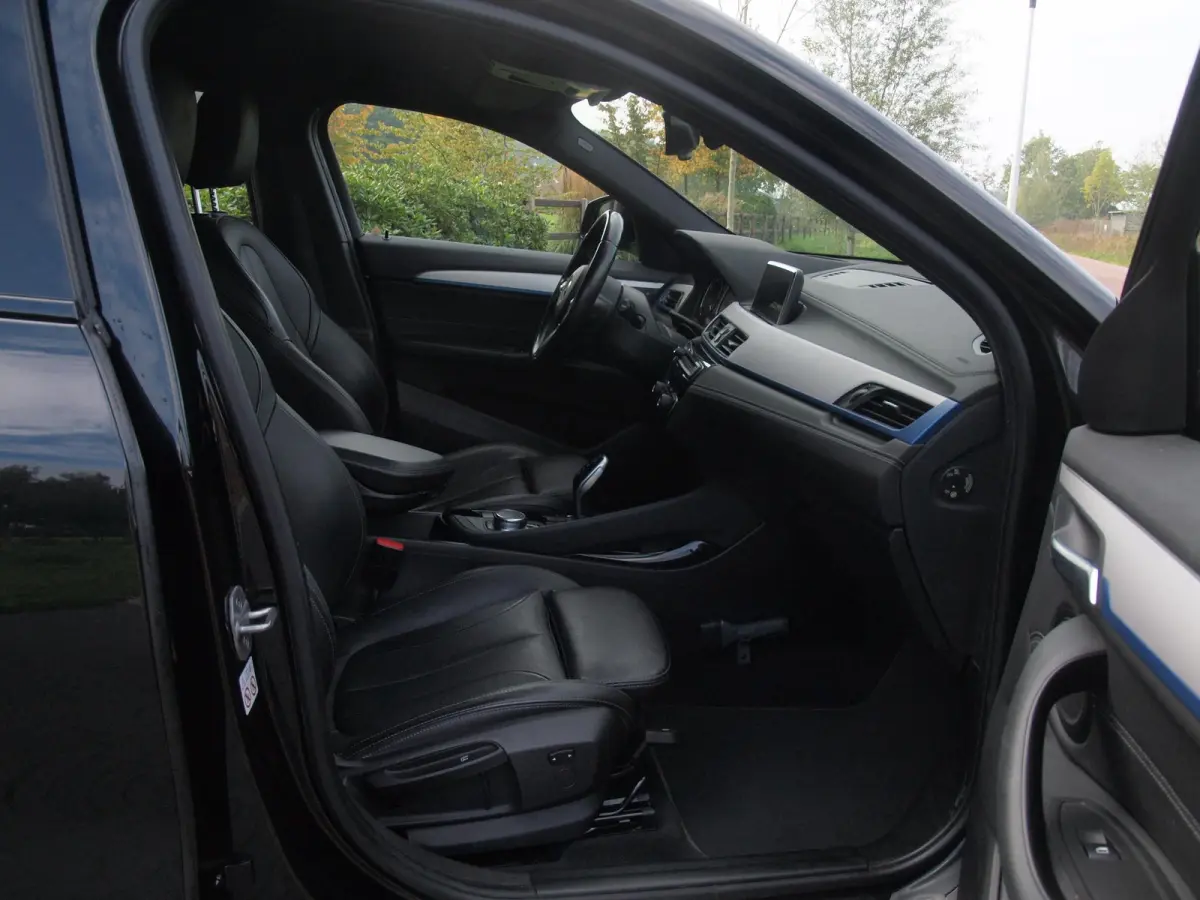 sDrive18i High Executive | M-pakket | Camera | Head-Up Display | Navi | Afneembare Trekhaak | NL-Auto |
