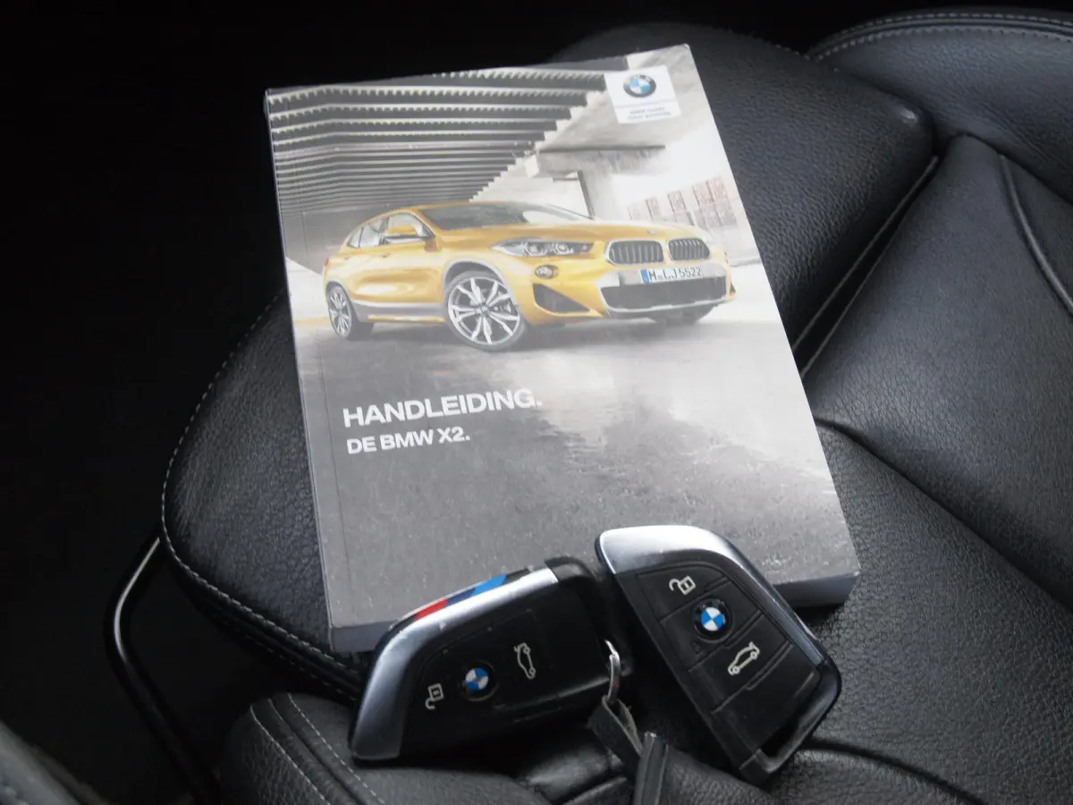sDrive18i High Executive | M-pakket | Camera | Head-Up Display | Navi | Afneembare Trekhaak | NL-Auto |