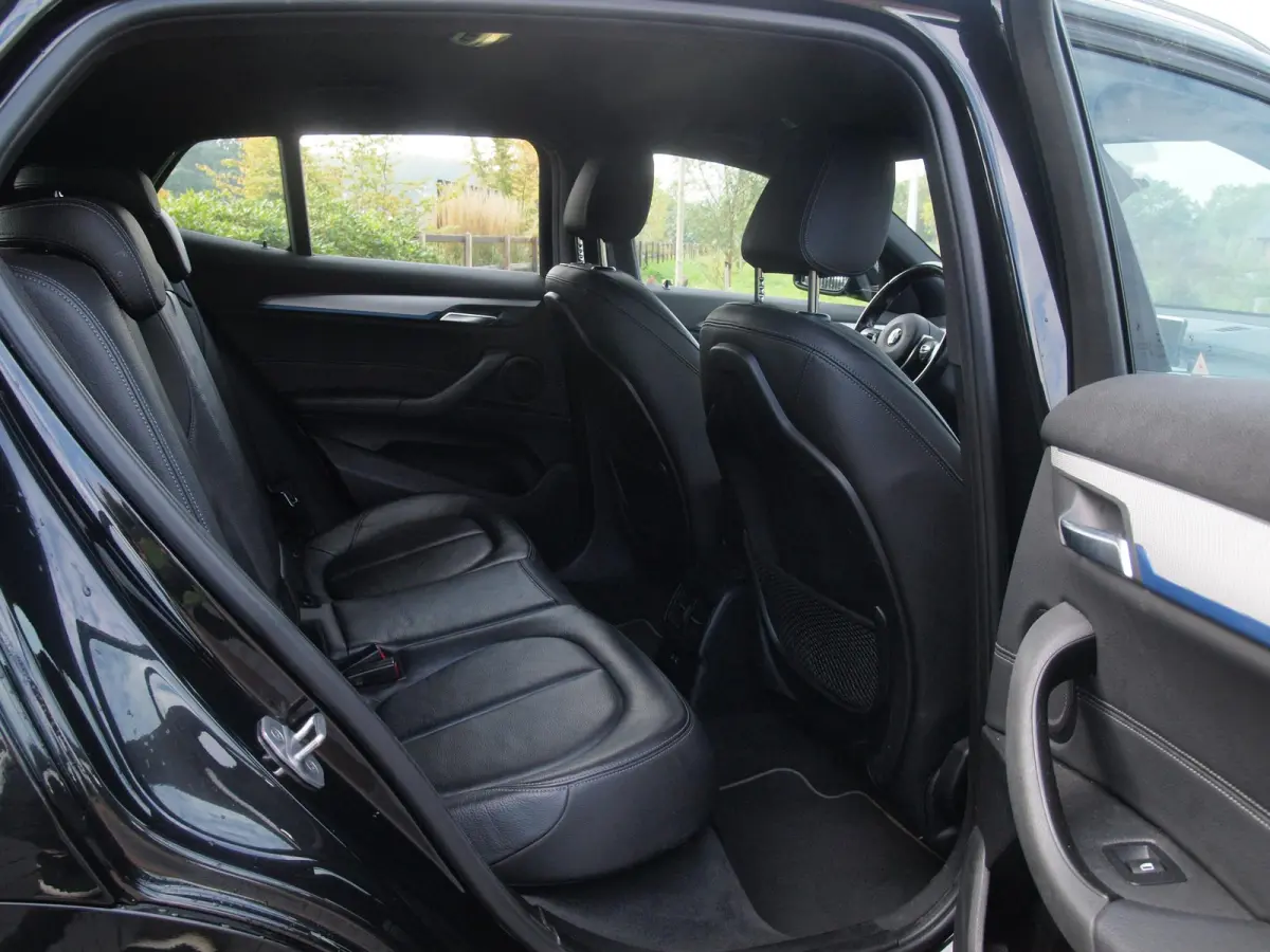 sDrive18i High Executive | M-pakket | Camera | Head-Up Display | Navi | Afneembare Trekhaak | NL-Auto |