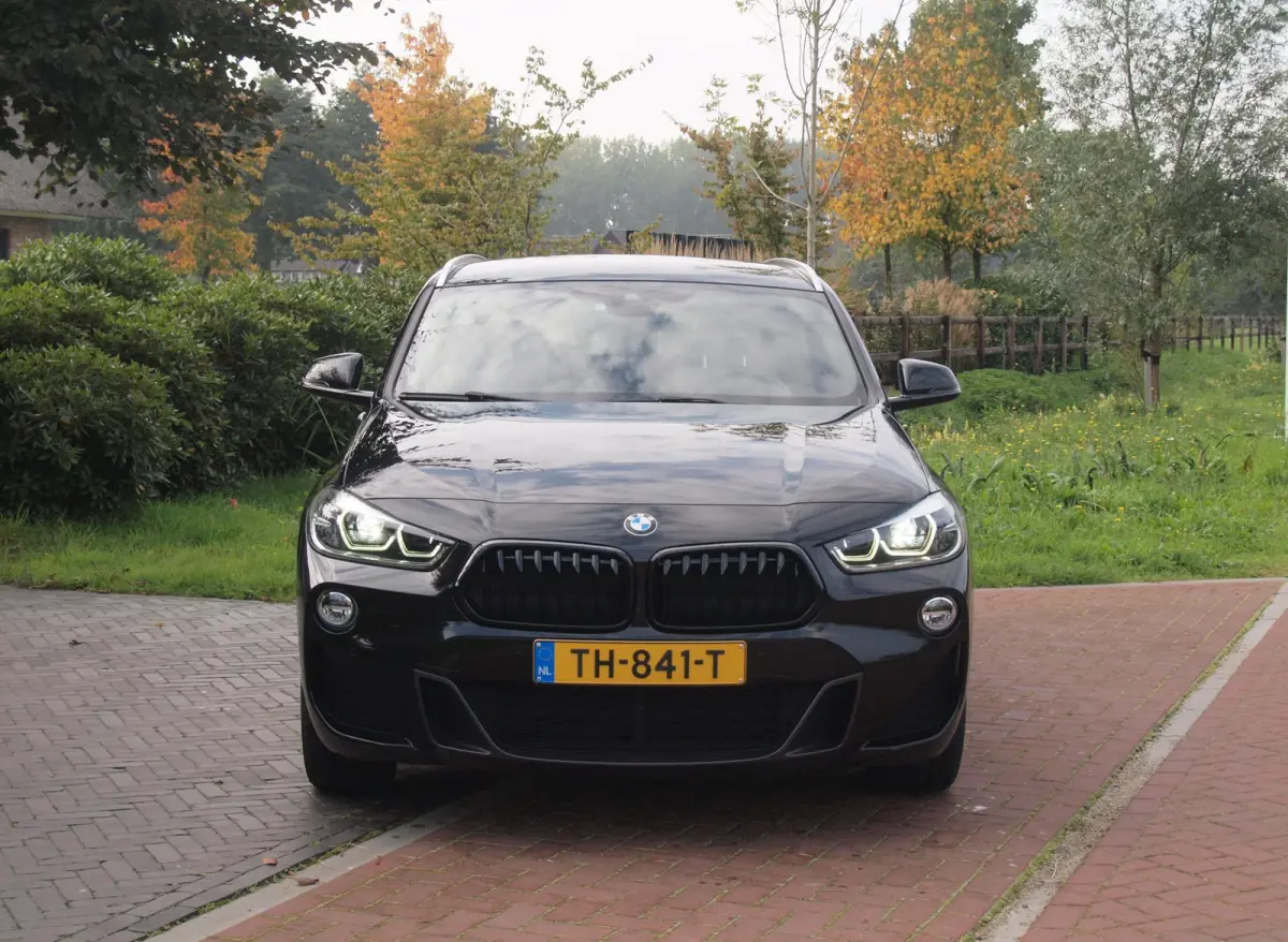 sDrive18i High Executive | M-pakket | Camera | Head-Up Display | Navi | Afneembare Trekhaak | NL-Auto |
