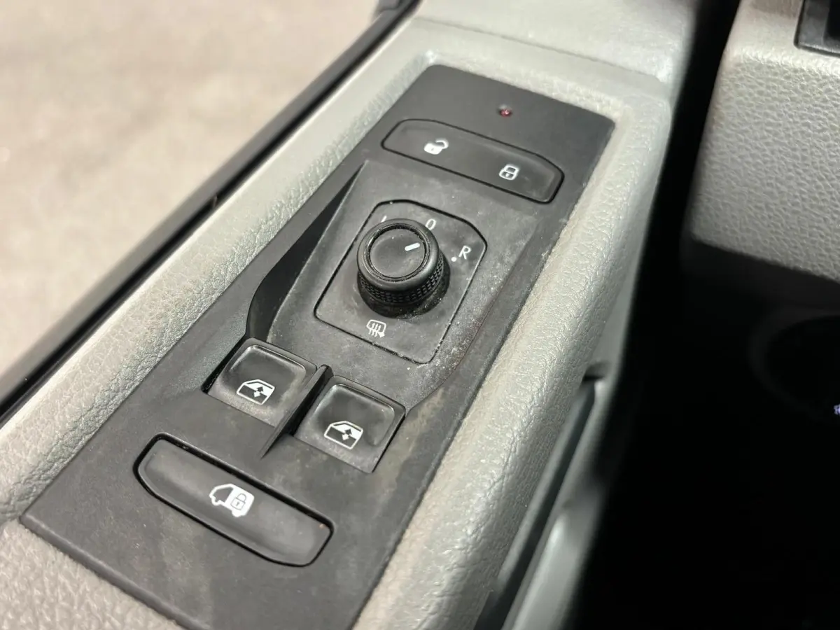 2.0 TDI L2H1 28 Dubbele Cabine Highline Automaat Cruise Control Airco Navigatie Parkeersensoren Camera