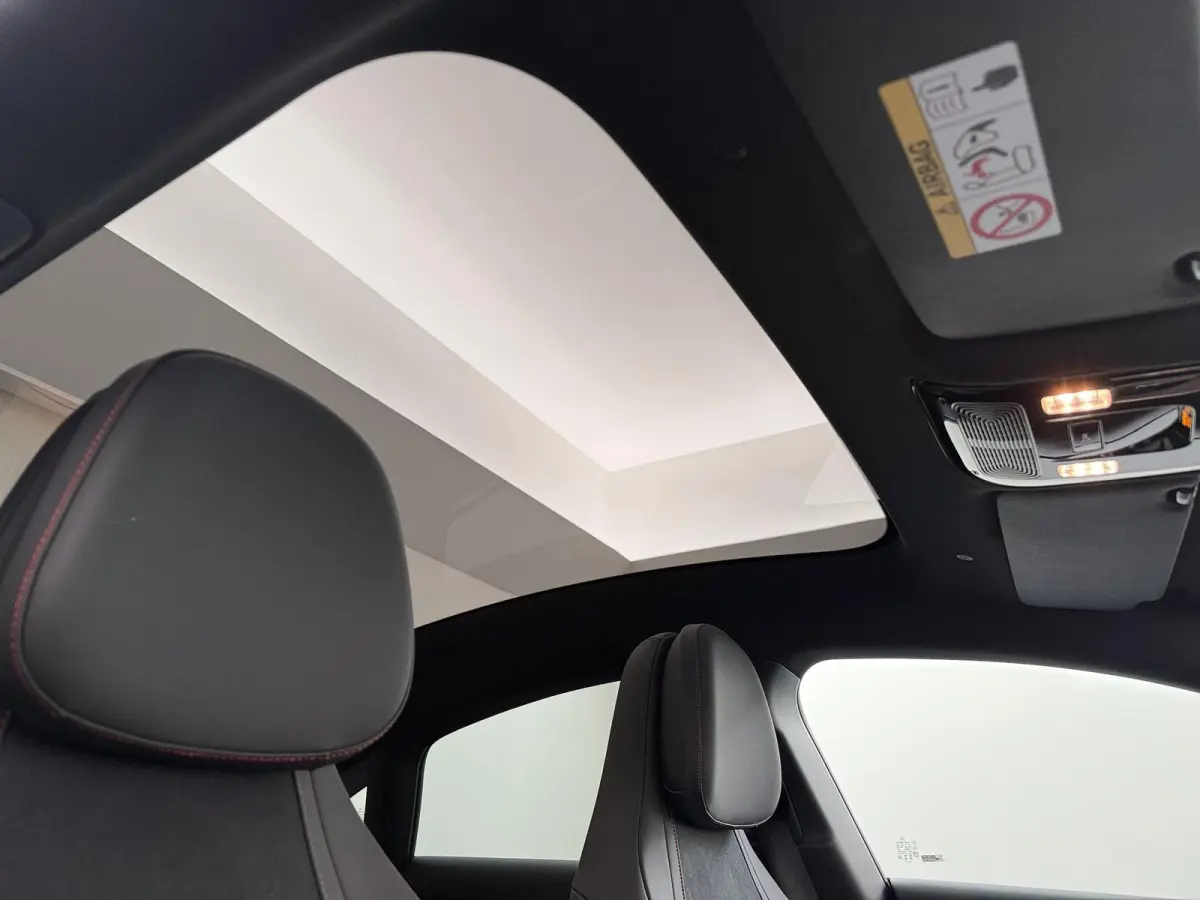 250+ Launch Edition 85.5 kWh | Night | Panoramadak | Stoelverwarming | DISTRONIC | Achteruitrijcamera | Dodehoekassistent |