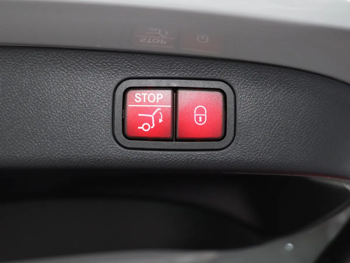 250+ Business Solution AMG 85.5 kWh | Premium pakket | Nightpakket | Dodehoekassistent | Achteruitrijcamera | Superscreen |