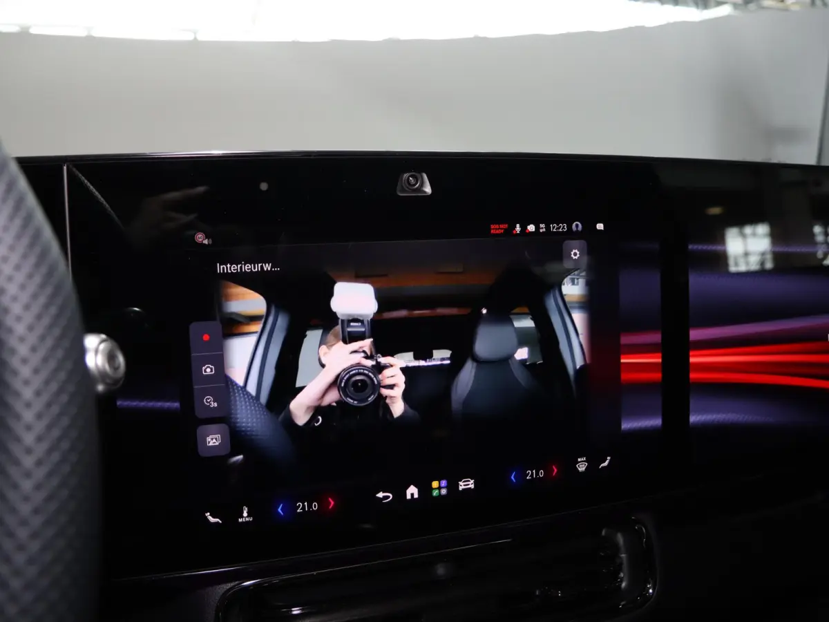250+ Business Solution AMG 85.5 kWh | Premium pakket | Nightpakket | Dodehoekassistent | Achteruitrijcamera | Superscreen |