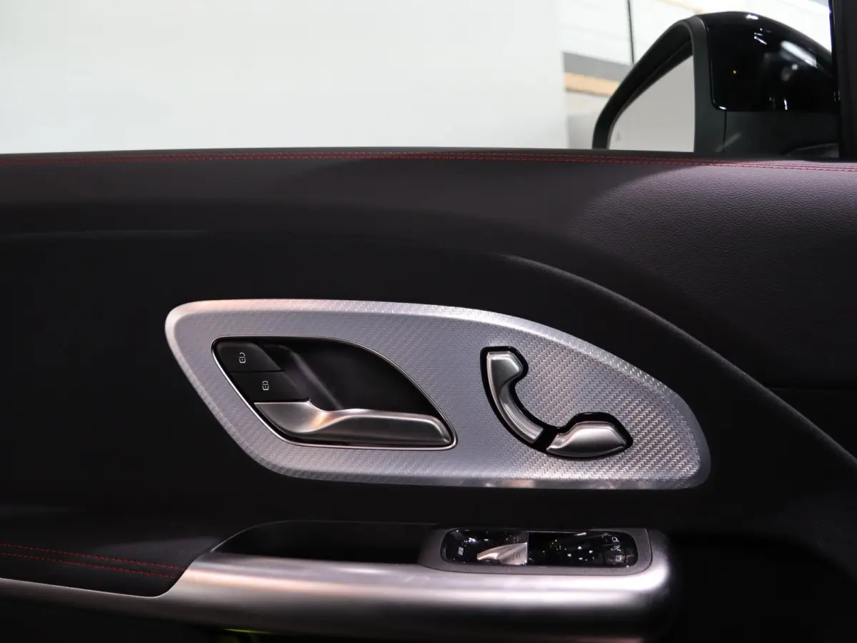 250+ Business Solution AMG 85.5 kWh | Premium pakket | Nightpakket | Dodehoekassistent | Achteruitrijcamera | Superscreen |