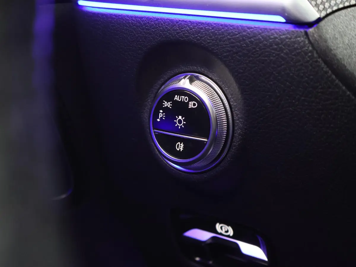 300 e AMG Line | Trekhaak | 360 graden camera | Night | Panoramadak | Digital Light | Memory stoelen |