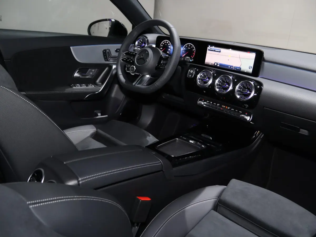 180 Business Solution AMG | Panoramaschuifdak | AMG Line Plus pakket | 19”AMG-velgen | Head-up display | Dodehoekassistent |