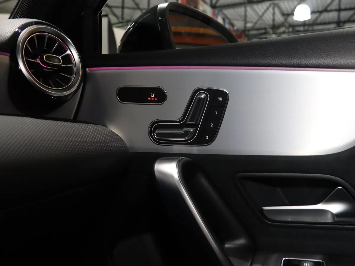 180 Business Solution AMG | Panoramaschuifdak | AMG Line Plus pakket | 19”AMG-velgen | Head-up display | Dodehoekassistent |