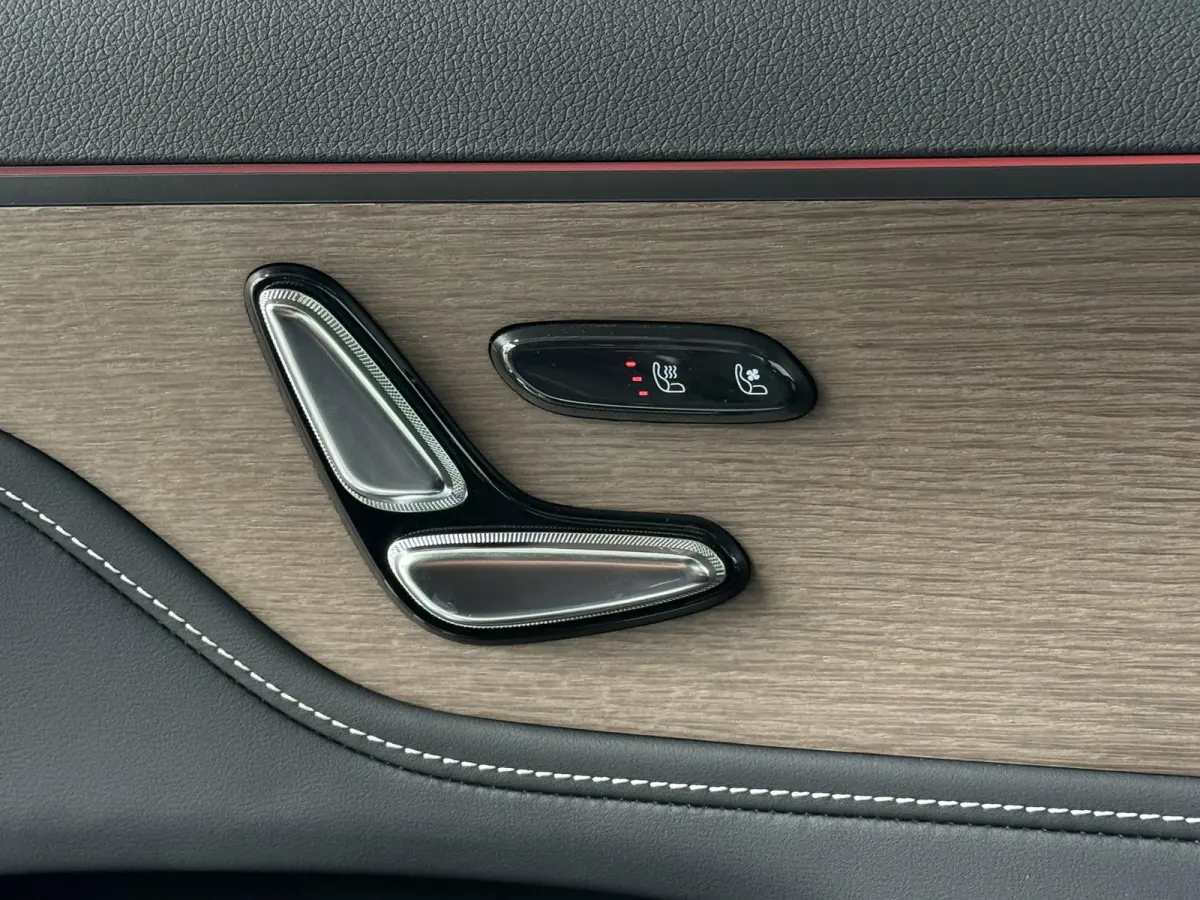 Premium 100 kWh | Warmtepomp | Sennheiser Audio | Head-Up Display | 3e Display voor bijrijder | Stoelverwarming voor en achter | Drive Pilot |