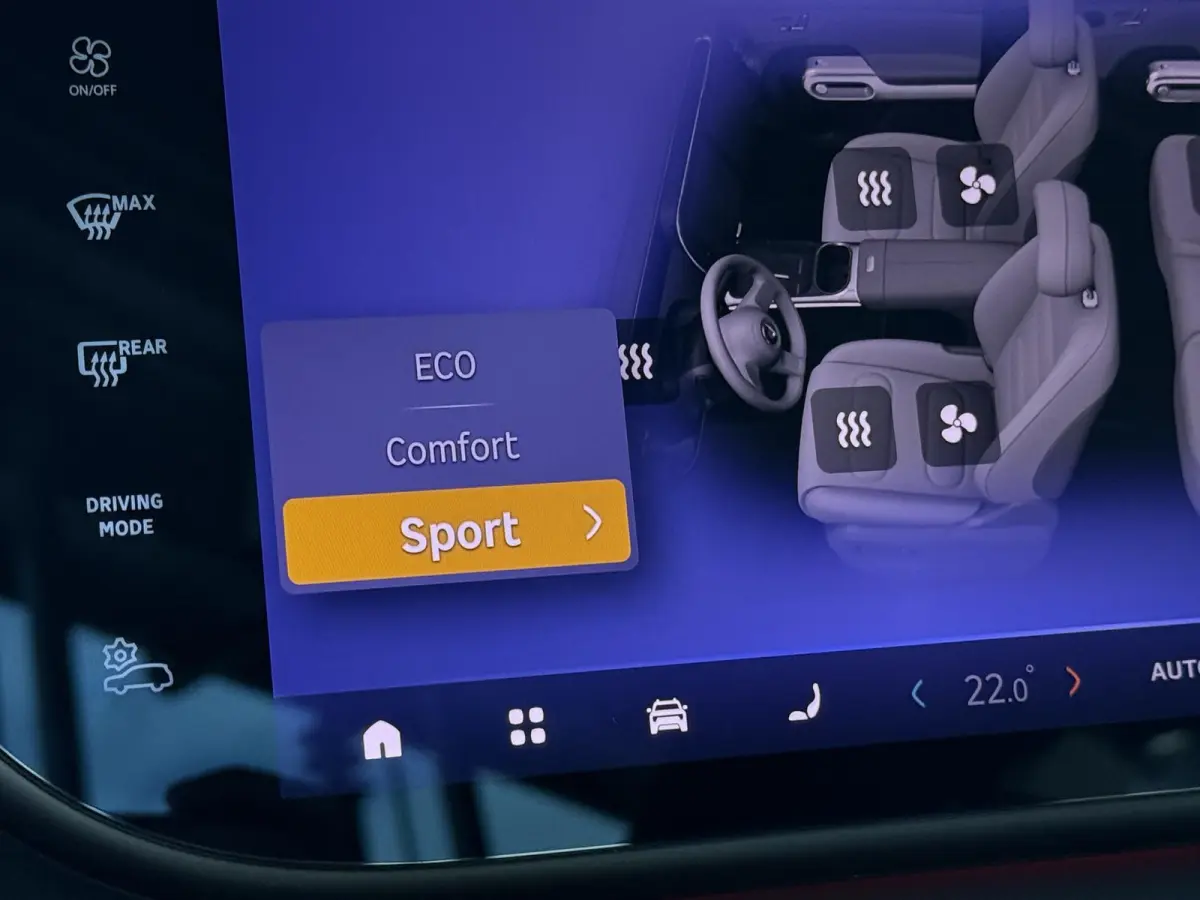 Premium 100 kWh | Warmtepomp | Sennheiser Audio | Head-Up Display | 3e Display voor bijrijder | Stoelverwarming voor en achter | Drive Pilot |