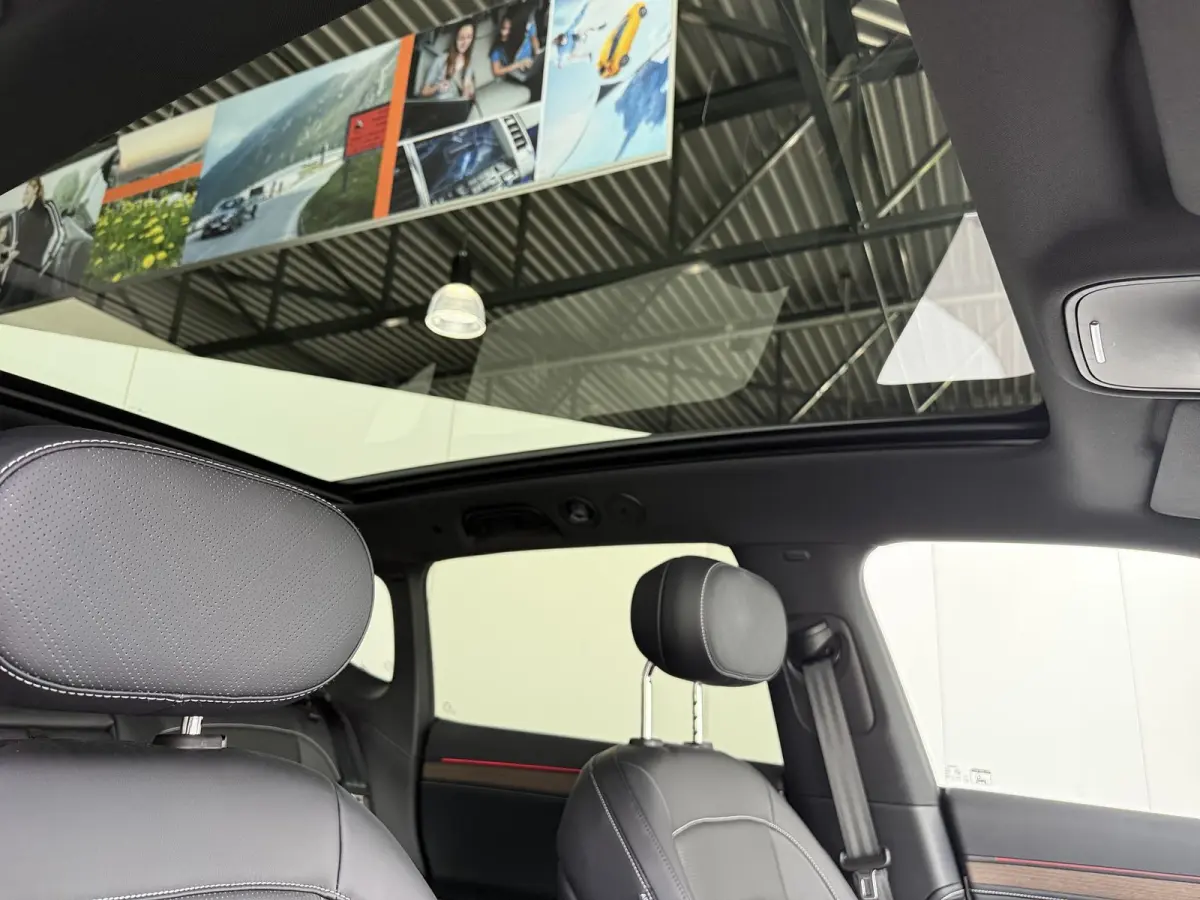 Premium 100 kWh | Warmtepomp | Sennheiser Audio | Head-Up Display | 3e Display voor bijrijder | Stoelverwarming voor en achter | Drive Pilot |