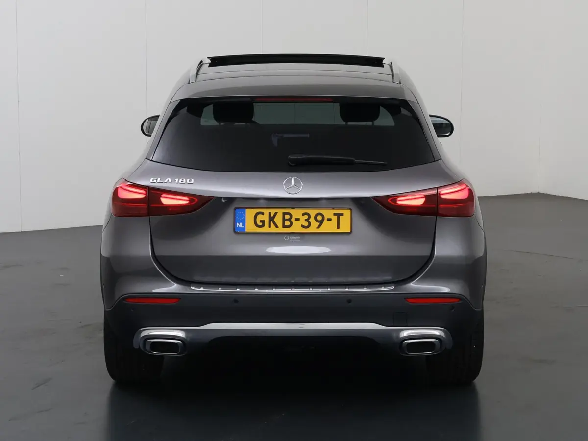 180 Star Edition Luxury Line | Keyless | Achteruitrijcamera | Panoramadak | Stoelverwarming | Afneembare Trekhaak