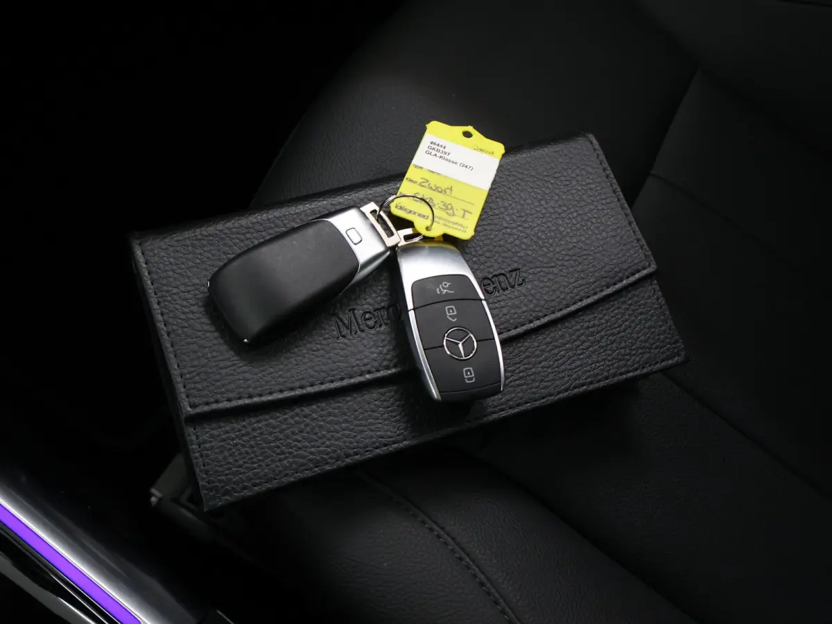 180 Star Edition Luxury Line | Keyless | Achteruitrijcamera | Panoramadak | Stoelverwarming | Afneembare Trekhaak
