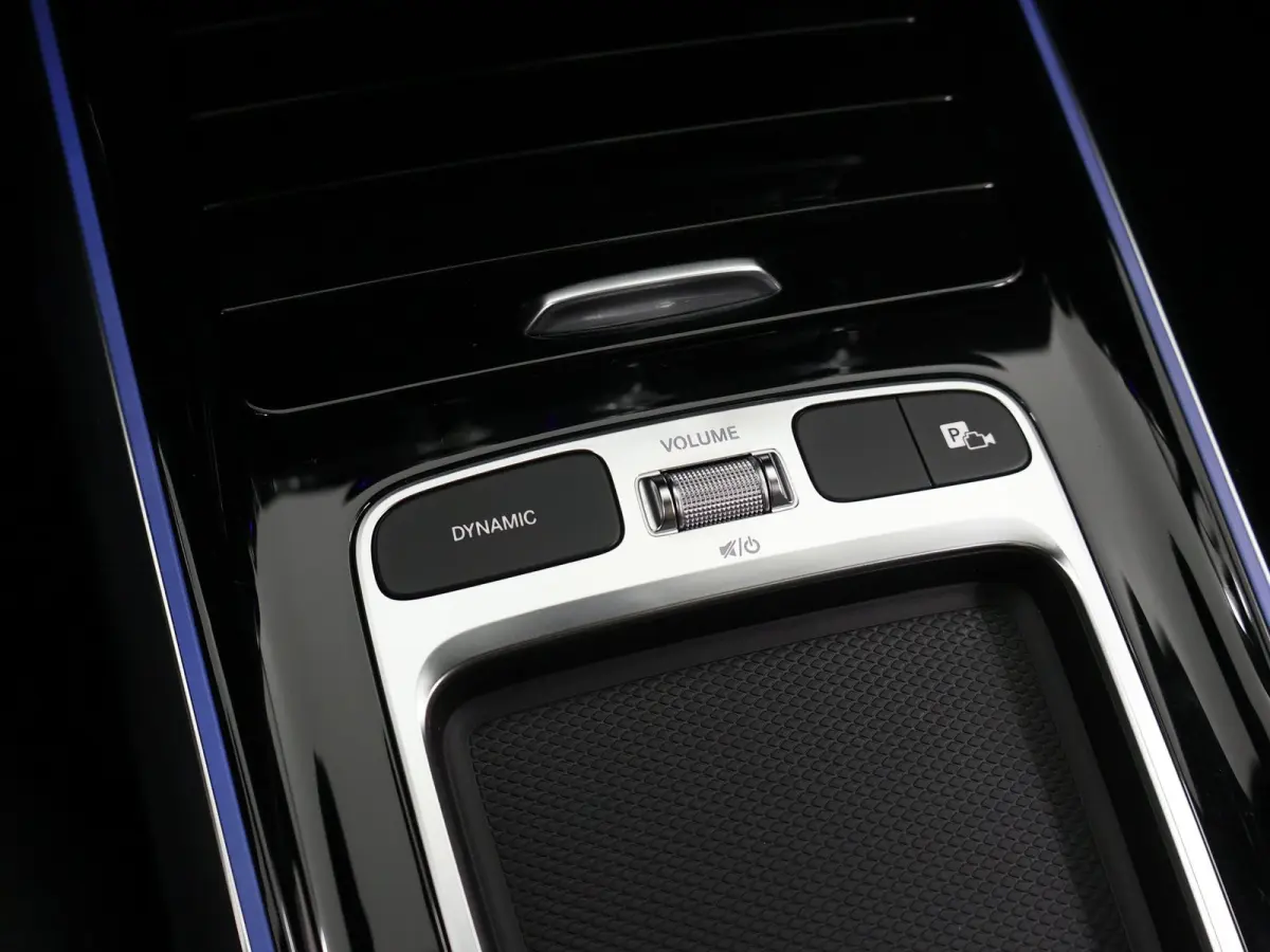 180 Star Edition Luxury Line | Keyless | Achteruitrijcamera | Panoramadak | Stoelverwarming | Afneembare Trekhaak