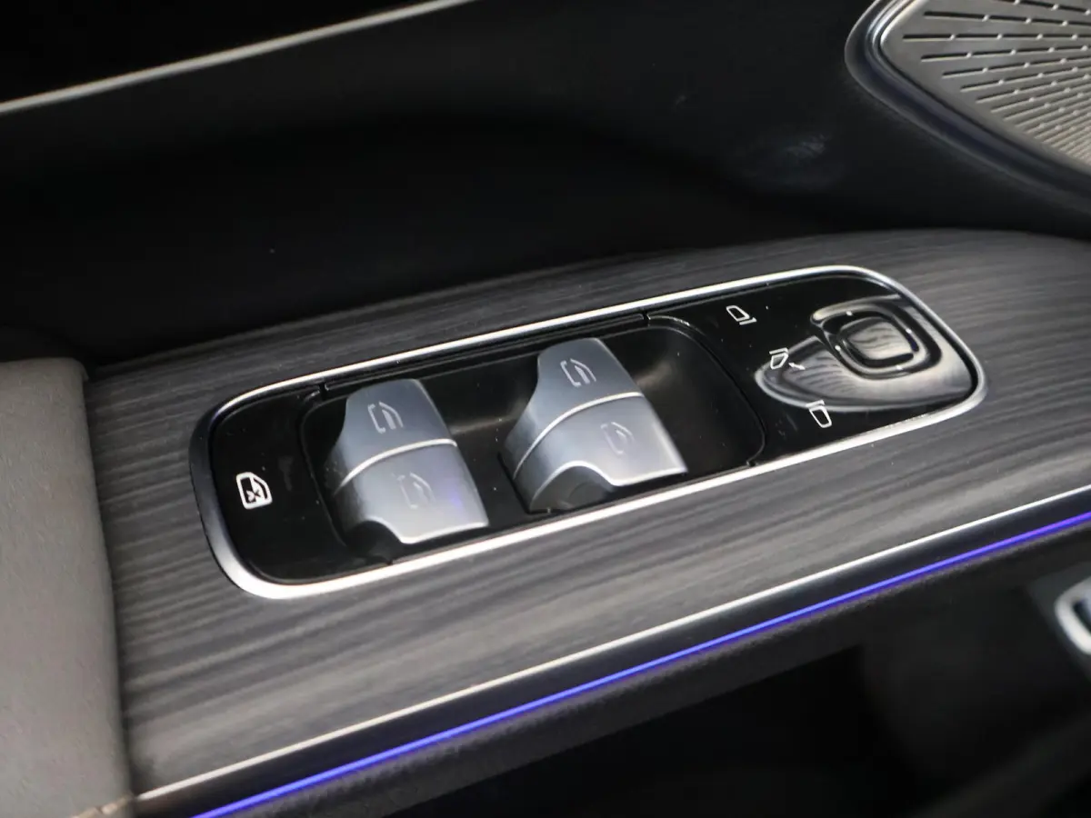 450 4MATIC 108 kWh AMG Line | Nieuwprijs € 150.752 | Premium Plus Pakket | Panoramaschuifdak | Akoestiekcomfortpakket | Massagestoelen | Trekhaak | Softclose | Verwarmde Voorruit |