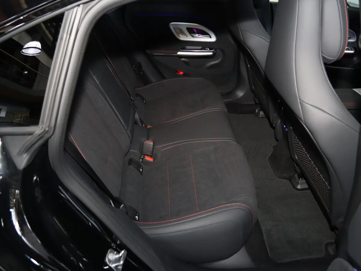 200 Business Solution AMG 58 kWh | Panoramadak | Premium Pakket | Superscreen | Trekhaak | Head-Up | Burmester |