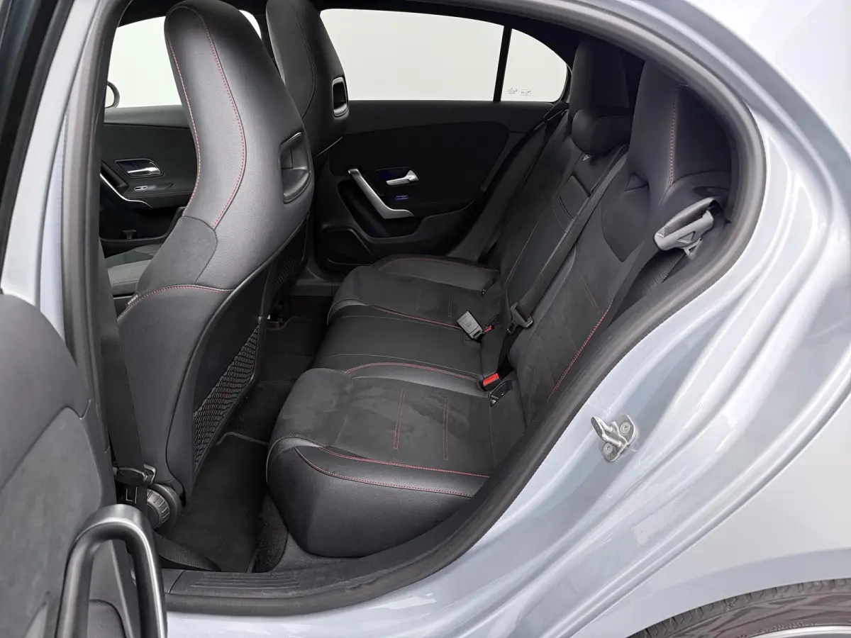 180 Business Solution AMG | Panoramadak | Sfeerverlichting | Stoelverwarming | Parkeercamera |
