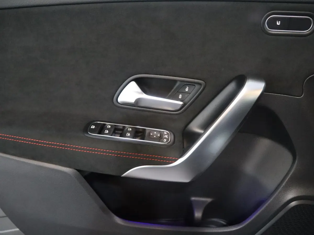 180 Business Solution AMG | Panoramaschuifdak | Stoelverwarming | Achteruitrijcamera |  MULTIBEAM LED |