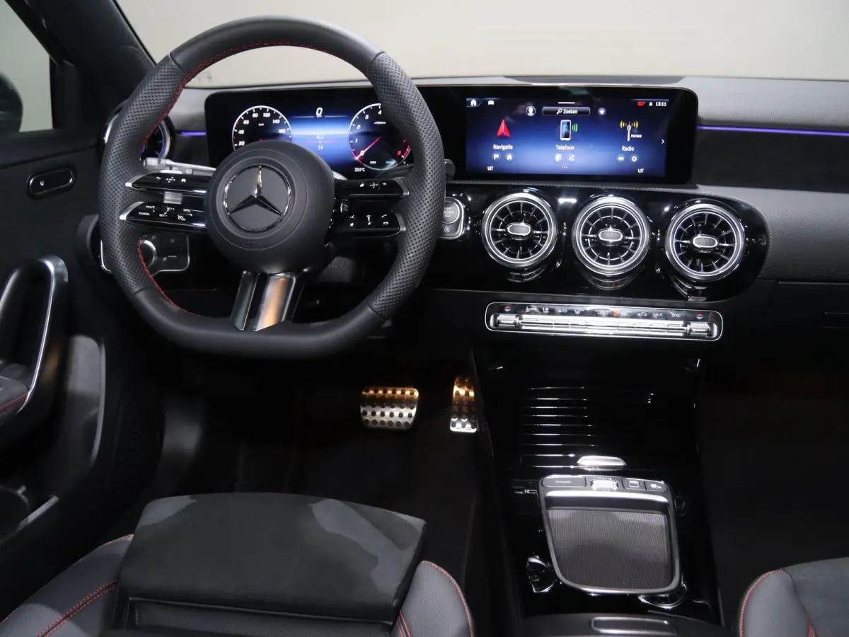 180 Business Solution AMG | Panoramaschuifdak | Stoelverwarming | Achteruitrijcamera |  MULTIBEAM LED |
