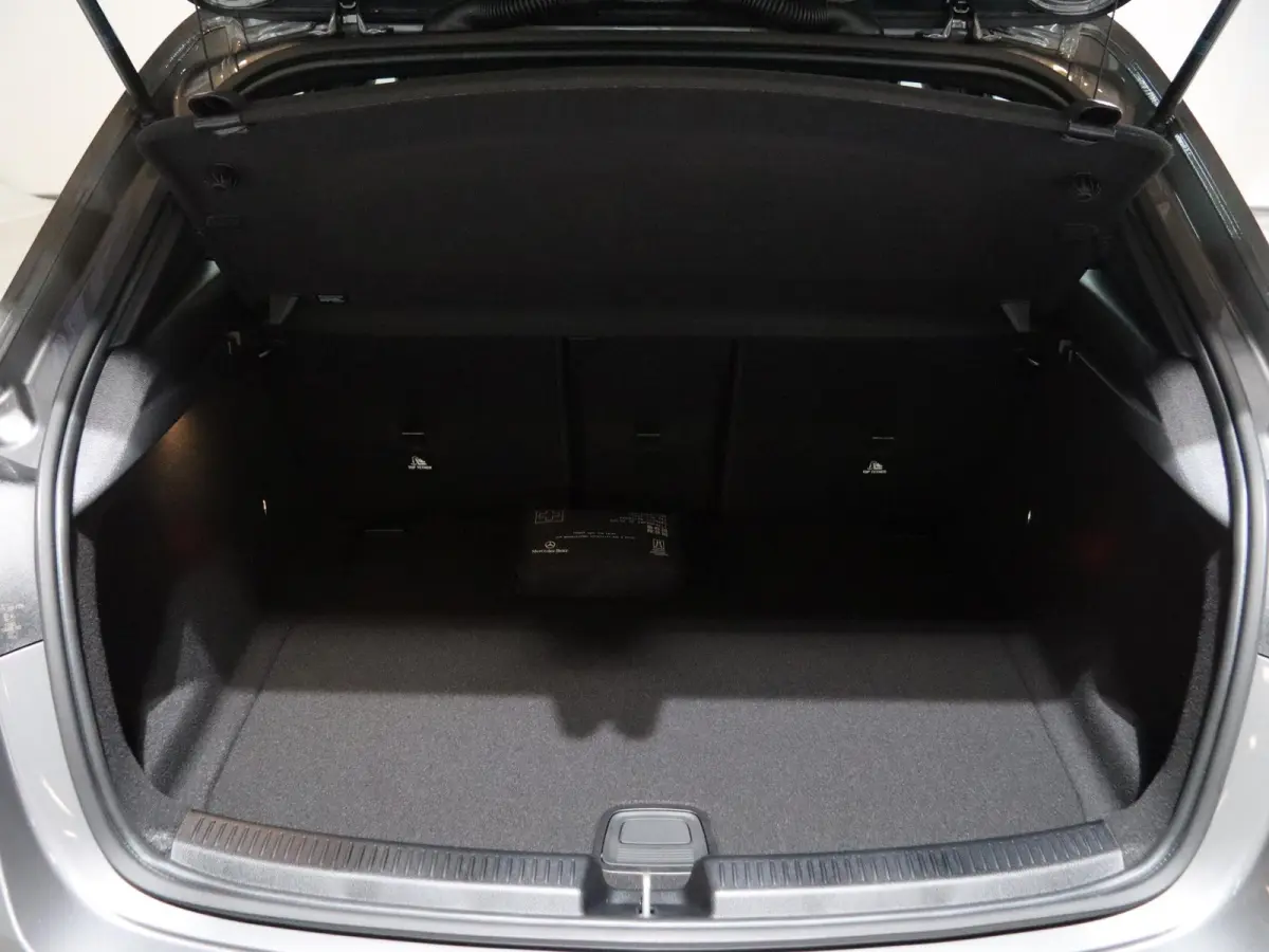 180 Business Solution AMG | Panoramaschuifdak | Stoelverwarming | Achteruitrijcamera |  MULTIBEAM LED |