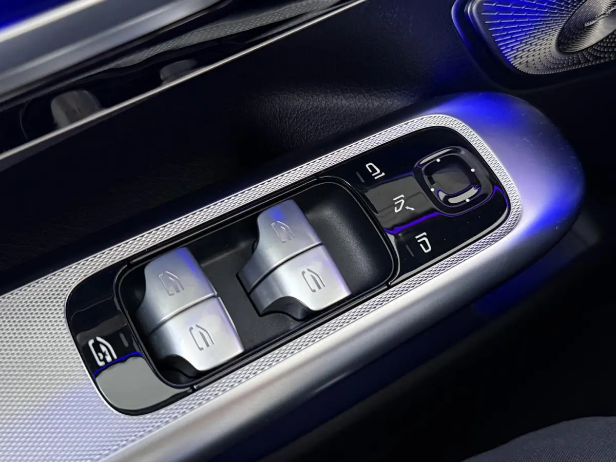 350+ Launch Edition Luxury Line 91 kWh | Luchtvering | Burmester | Head Up display | Panoramadak | HD Led koplampen | Memory | 360 graden camera | Actieve sfeerverlichting |