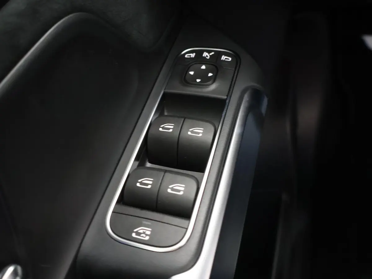 250+ Business Solution AMG 71 kWh | Panoramaschuifdak | Dodehoekassistent | DAB+ | Led-Koplampen | 360° camera |