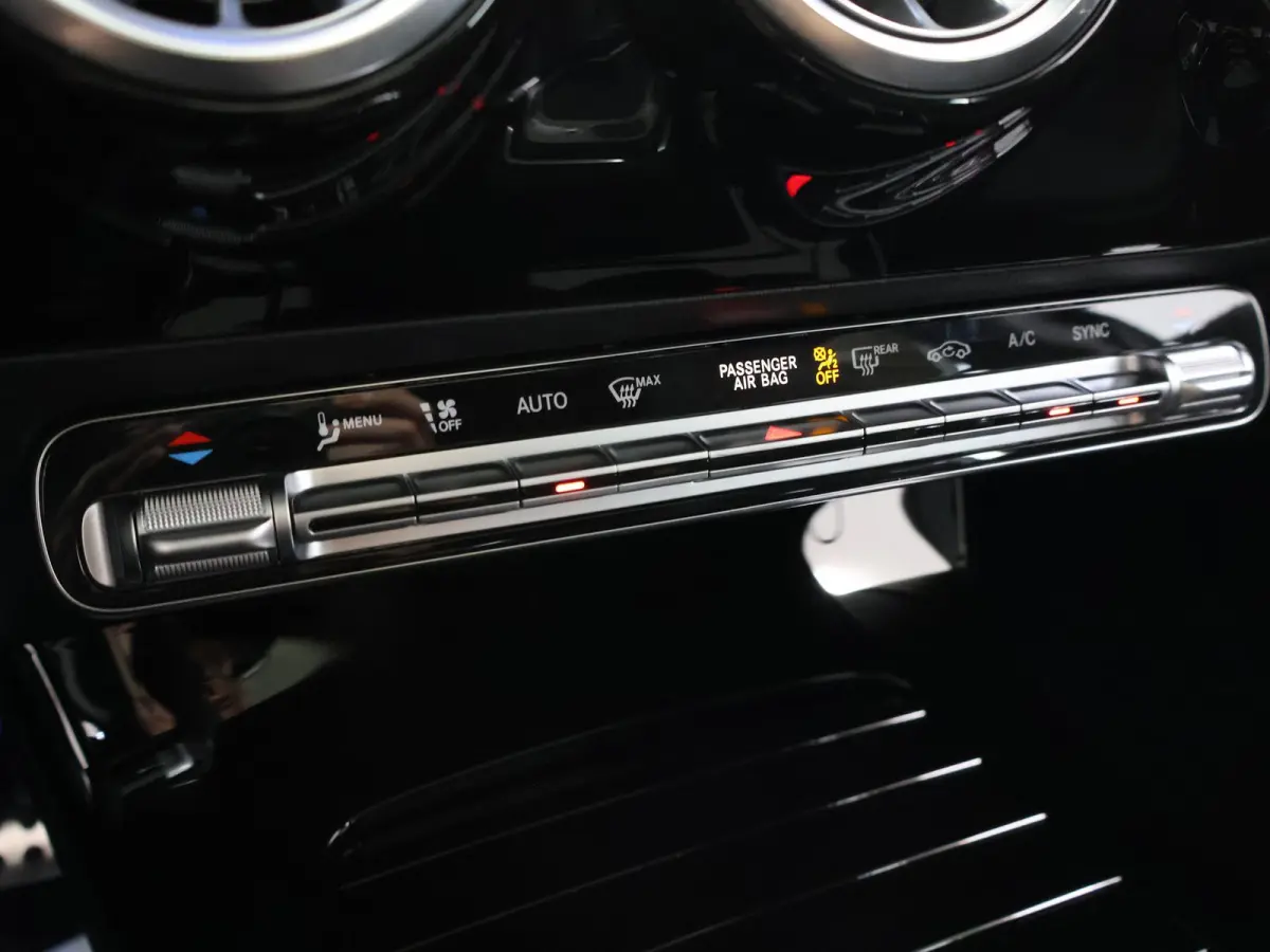 180 Business Solution AMG | Panoramaschuifdak | Premium plus | Head-Up | Stoelverwarming | Achteruitrijcamera |  MULTIBEAM LED |