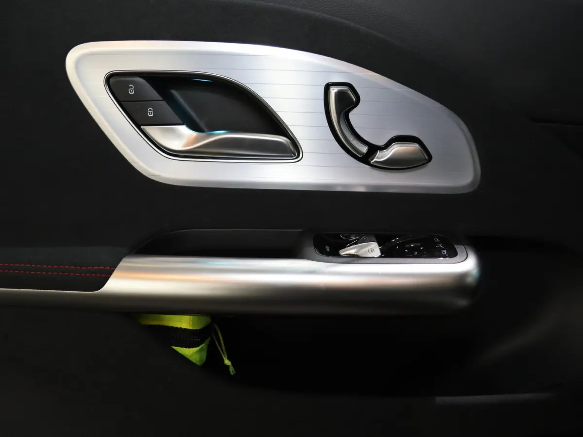 250+ Launch Edition 85.5 kWh | Night | Panoramadak | Stoelverwarming | DISTRONIC | Achteruitrijcamera | Dodehoekassistent |